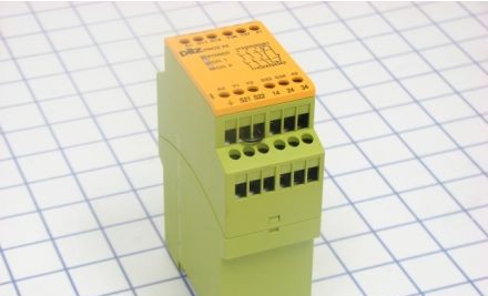 Pilz Safety Relays 774738 - Safety Relay, PNOZ X4 230VAC, Screw Terminals (774738)