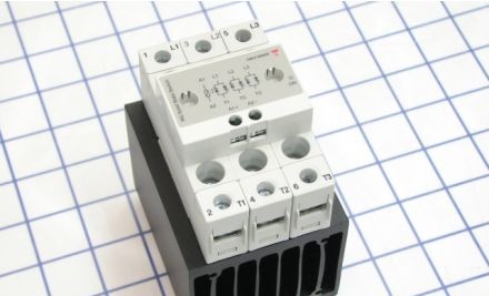 Carlo Gavazzi Relays RGC3A60A25KKE - 3P -SSC-AC IN-ZC 600V 3X25A 1200VP-E-SRW IN (RGC3A60A25KKE)