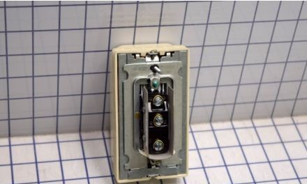 Johnson Controls Thermostats T26T-3C - Line Voltage Thermostat; Htg/Clg Spdt Line Volt (T26T-3C)