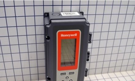Honeywell Controllers T775M2048/U - HW US:TEMP.CONTROLLER WITH 2 TEMP.INPUTS (T775M2048/U)