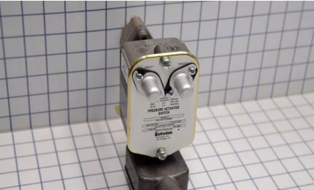 Barksdale Control Products Pressure Switches TC9622-3 - Switch,Pressure,Sealed Piston (TC9622-3)