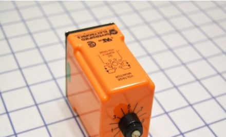 Diversified Electronics Protection Relays UOA24DLA - Under Voltage Relay, 19-27VDC Drop- Out (UOA24DLA)